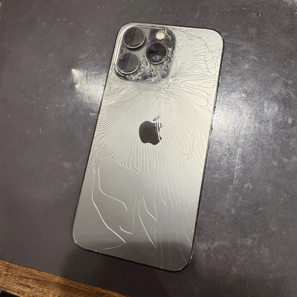 亀岡市北河原町】iPhoneの背面ガラス割れの危険性と対処法を解説